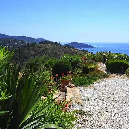 Pretty Tiny House With Sea View, Le Lavandou